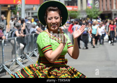 Des milliers de personnes ont participé à la parade de danse annuel le long de Broadway à New York le 18 mai 2019. Banque D'Images