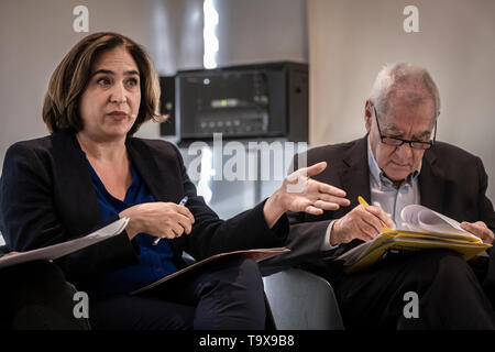 L'actuel maire Ada Colau est vu parlant à côté de candidat Ernest Maragall au cours du débat. Les candidats à la Mairie de Barcelone d'un débat sur le logement et le modèle de la ville, le débat a été organisé par diverses entités sociales. Les candidats ont répondu à des questions très précises sur le droit au logement et de la ville modèle formulé par les membres de la principale des entités sociales. Banque D'Images