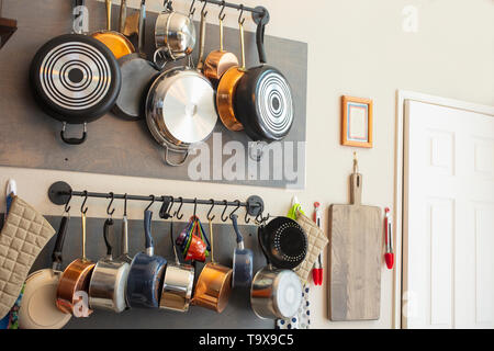 Rack mural cuisine pour suspendre des pots, casseroles, des tabliers et d'autres ustensiles pour l'efficacité de l'organisation, le stockage et la décoration Banque D'Images