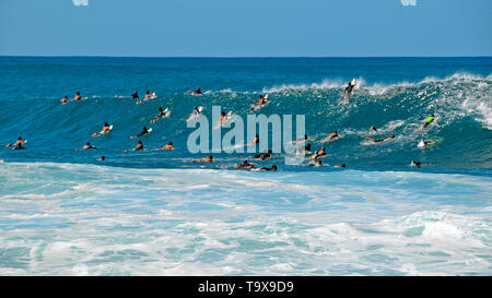 De monde célèbre spot de surf de Pipeline, North Shore d'Oahu, Hawaii, USA Banque D'Images