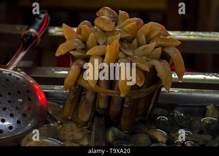 Les mactres à vendre à un marché de fruits de mer à Haikou, Hainan Island, China Banque D'Images