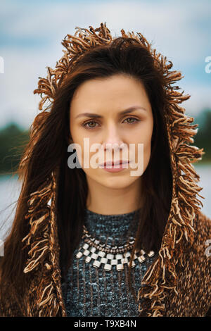 Portrait de belle femme posant à la rivière dans la ville le jour de vent Banque D'Images