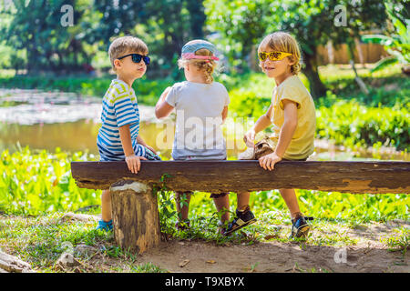 Les enfants se reposer pendant une randonnée dans les bois Banque D'Images