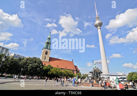 Fernsehturm (tour de télévision) sur Alexanderplatz, Berlin, Allemagne Banque D'Images