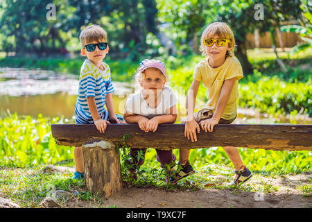 Les enfants se reposer pendant une randonnée dans les bois Banque D'Images