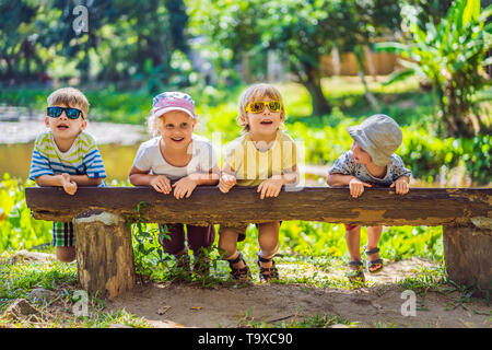 Les enfants se reposer pendant une randonnée dans les bois Banque D'Images