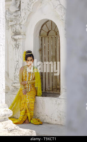 Portrait de femme en costume traditionnel birman assis à l'ancien temple. Banque D'Images