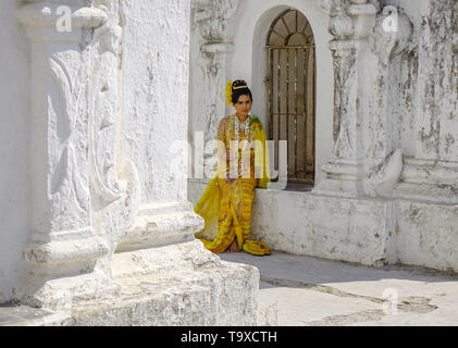 Portrait de femme en costume traditionnel birman assis à l'ancien temple. Banque D'Images