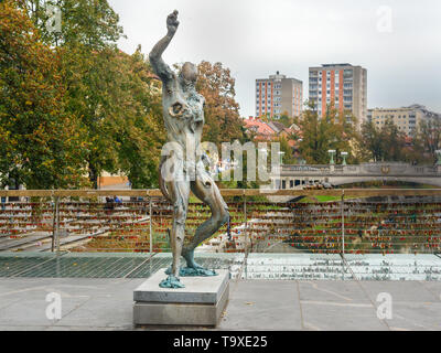 Ljubljana, Slovénie - le 26 octobre 2018 : Sculpture de Satir sur les bouchers plus Mesarski ou pont à Ljubljana Banque D'Images