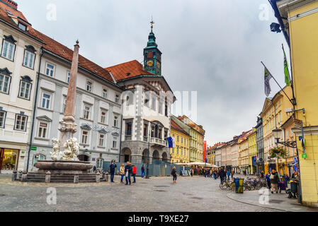 Ljubljana, Slovénie - le 26 octobre 2018 : Place de la ville ou Mestni trg est plus grand place à Ljubljana Banque D'Images