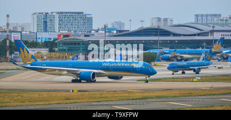 Saigon, Vietnam - Apr 23, 2019. Le roulage des avions de passagers sur la piste de l'aéroport Tan Son Nhat (SGN). Banque D'Images