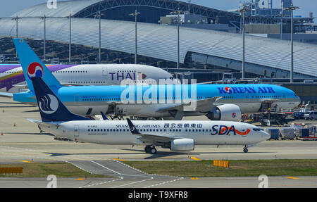 Osaka, Japon - Apr 18, 2019. Le roulage des avions de passagers sur la piste de l'aéroport de Kansai (KIX), à Osaka au Japon. Banque D'Images