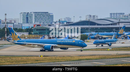 Saigon, Vietnam - Apr 23, 2019. Le roulage des avions de passagers sur la piste de l'aéroport Tan Son Nhat (SGN). Banque D'Images