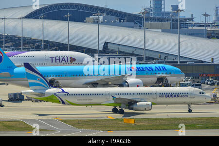 Osaka, Japon - Apr 18, 2019. Le roulage des avions de passagers sur la piste de l'aéroport de Kansai (KIX), à Osaka au Japon. Banque D'Images