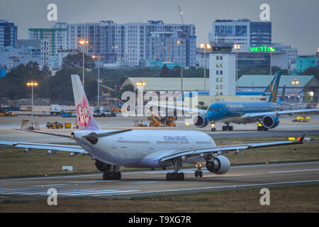 Saigon, Vietnam - Apr 23, 2019. Le roulage des avions de passagers sur la piste de l'aéroport Tan Son Nhat (SGN). Banque D'Images