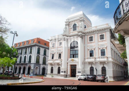 Deux bâtiments historiques de la vieille ville de Panama. Musée du canal de Panama peut être vu sur la gauche et sur la droite se dresse le Palais Municipal building. Banque D'Images