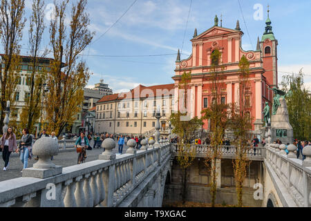 Ljubljana, Slovénie - Octobre 26, 2018 : Avis de Preseren Square à partir de la triple pont ou Tromostovje à Ljubljana Banque D'Images