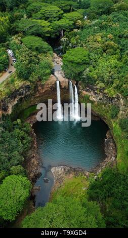 Vue aérienne de Wailua Falls sur l'île hawaïenne de Kauai Banque D'Images