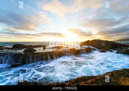 Un beau coucher de soleil pris dans une cuvette à Laguna Beach, Californie. Banque D'Images