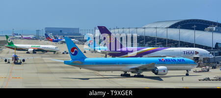 Osaka, Japon - Apr 18, 2019. Le roulage des avions de passagers sur la piste de l'aéroport de Kansai (KIX), à Osaka au Japon. Banque D'Images