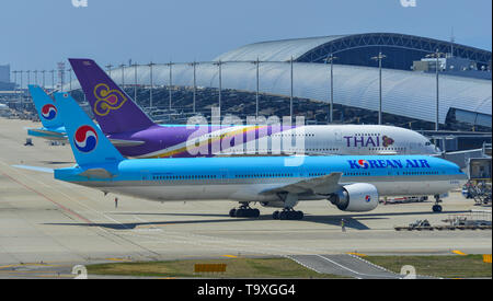 Osaka, Japon - Apr 18, 2019. Le roulage des avions de passagers sur la piste de l'aéroport de Kansai (KIX), à Osaka au Japon. Banque D'Images