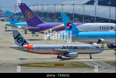 Osaka, Japon - Apr 18, 2019. Le roulage des avions de passagers sur la piste de l'aéroport de Kansai (KIX), à Osaka au Japon. Banque D'Images