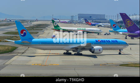 Osaka, Japon - Apr 18, 2019. Le roulage des avions de passagers sur la piste de l'aéroport de Kansai (KIX), à Osaka au Japon. Banque D'Images
