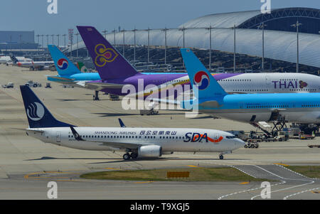 Osaka, Japon - Apr 18, 2019. Le roulage des avions de passagers sur la piste de l'aéroport de Kansai (KIX), à Osaka au Japon. Banque D'Images
