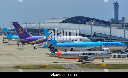 Osaka, Japon - Apr 18, 2019. Le roulage des avions de passagers sur la piste de l'aéroport de Kansai (KIX), à Osaka au Japon. Banque D'Images