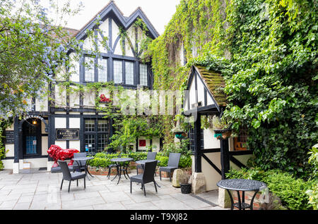 Le Red Lion Hotel a Grade II, bâtiment à pans de bois classé à Salisbury, Wiltshire, Angleterre, Royaume-Uni Banque D'Images