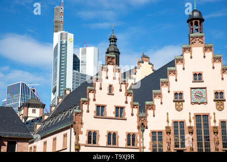 Le Ršmer, à l'hôtel de ville de Frankfurt am Main, emblème de la ville, s'est, derrière la façade pignon élevé de la banque moderne, de la Commerzbank, Banque D'Images