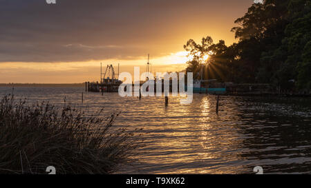 Coucher de soleil sur le port de Macquarie, Srahan, Tasmanie Banque D'Images