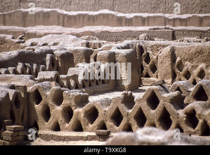 Dans les murs d'adobe typique Chan Chan site archéologique, le Pérou. Banque D'Images