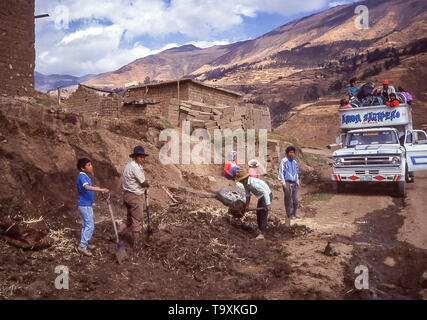 Un groupe de travailleurs s'emploie à réparer une route dans les montagnes andines non loin de Trujillo, au Pérou autour de août 1994. Banque D'Images