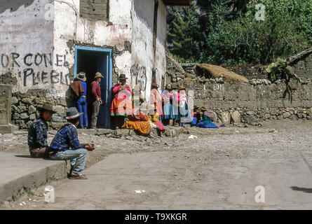 Communauté andine les femmes et les hommes attendent l'adoption de l'autobus dans le village de Huantar, sur le côté de pâques des Andes péruviennes. Banque D'Images