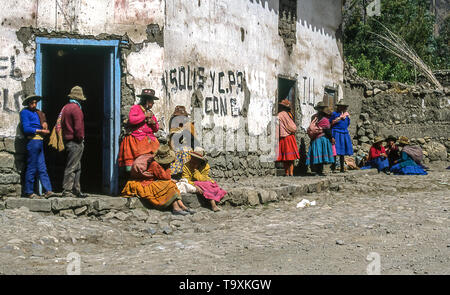 Communauté andine les femmes et les hommes attendent l'adoption de l'autobus dans le village de Huantar, sur le côté de pâques des Andes péruviennes. Banque D'Images