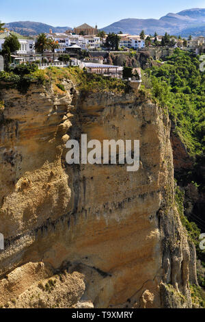 Ronda, Andalousie, Espagne - 16 mars 2019 : ville de Ronda se reposant sur des falaises de grès spectaculaires Banque D'Images