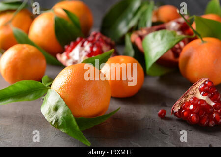 Tangerines savoureux sur table gris Banque D'Images