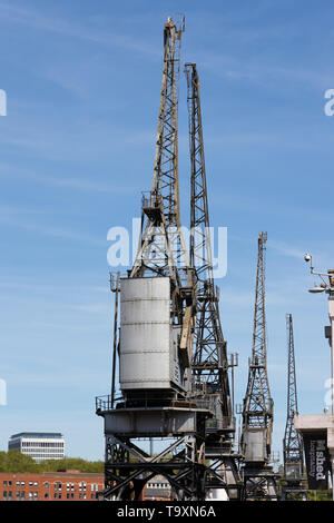 BRISTOL, Royaume-Uni - Mai 14 : vue sur les grues électriques par la rivière Avon à Bristol le 14 mai, 2019 Banque D'Images