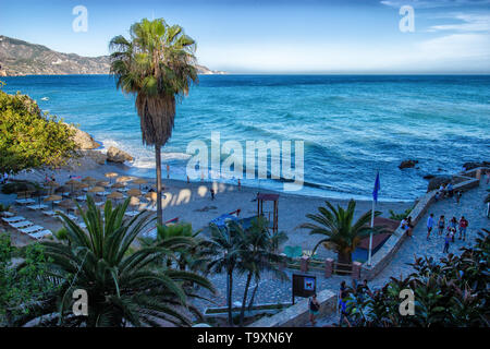 La belle plage de Nerja en Espagne qui est un vieux port de pêche a des vues sur les montagnes assis sur la mer Méditerranée Banque D'Images