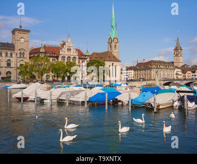 La rivière Limmat et les bâtiments de la partie historique de la ville de Zurich le long de celui-ci en été. Banque D'Images