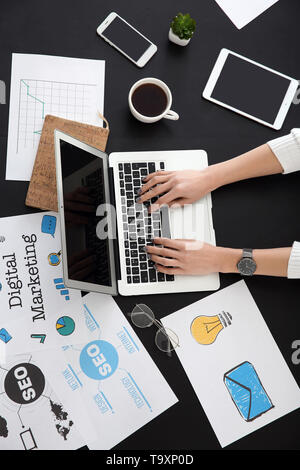 Young woman working on laptop in office Banque D'Images