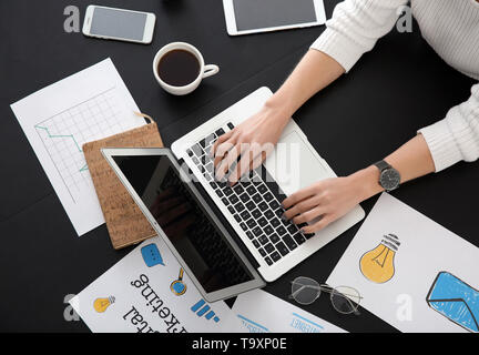 Young woman working on laptop in office Banque D'Images