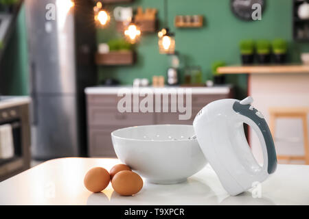 Bol mélangeur, et les œufs sur la table dans la cuisine Banque D'Images