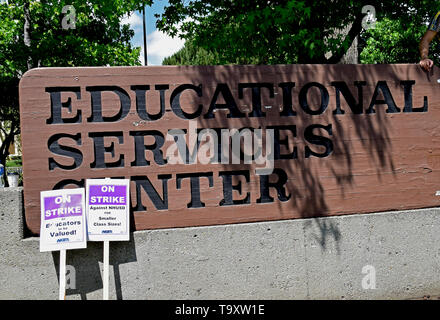 Piquet de grève des signes. Association des enseignants de New Haven New Haven grève Unified School District's Education Service Center à Union City, Californie, le 20 mai, 2019 Banque D'Images