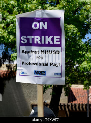 Le piquet de grève signe pour payer professionnel, par New Haven Teachers Association contre la New Haven Unified School District à Union City, Californie, le 20 mai, 2019 Banque D'Images