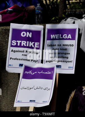 Le piquet de grève des signes dans plusieurs langues, pour les payer, par New Haven Teachers Association contre la New Haven Unified School District à Union City, Californie, le 20 mai, 2019 Banque D'Images