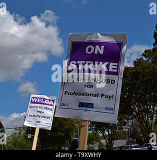 Le piquet de grève des signes dans plusieurs langues, pour les payer, par New Haven Teachers Association contre la New Haven Unified School District à Union City, Californie, le 20 mai, 2019 Banque D'Images