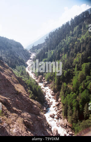 BASPA rivière qui coule dans une vallée, SANGLA, Himachal Pradesh, Inde, Asie Banque D'Images