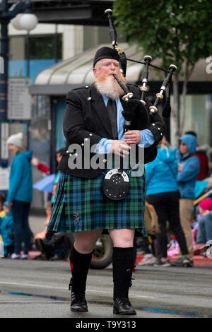 Un joueur de cornemuse portant un kilt dans le Victoria Day Parade le 20 mai 2019 à Victoria, Colombie-Britannique, Canada. Banque D'Images